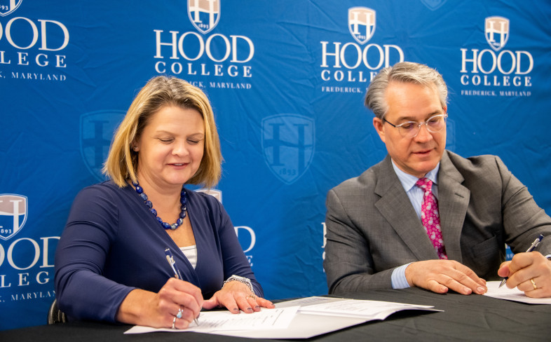 Andrea Chapdelaine and Tom Kleinhanzl signing an agreement