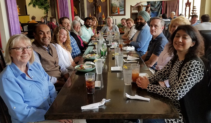 Seminar participants gathered at a dinner table.